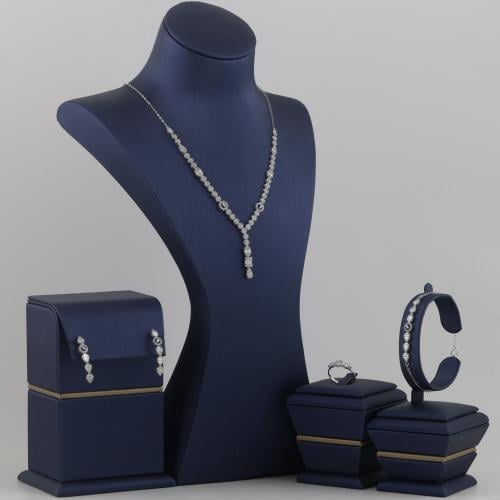طقم ذهب ابيض بتصميم كريستال متعدد - عيار 18