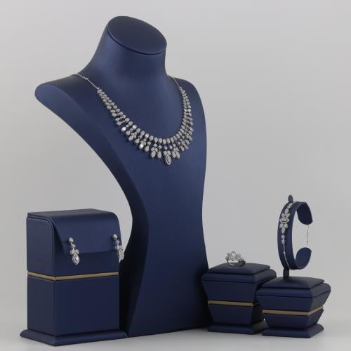 طقم ذهب ابيض بتصميم معين و دمعة لماع - عيار 18