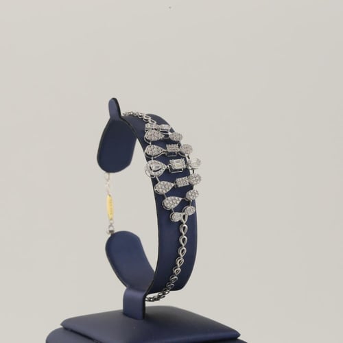 طقم ذهب ابيض بتصميم الماس - عيار 18