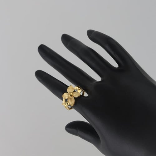 اسوارة و خاتم ذهب بتصميم ورود لماعة و مزخرفة - عيا...