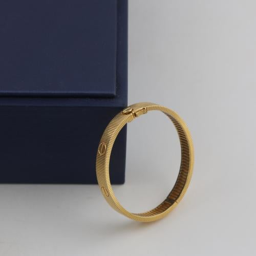 Gold bracelet standing with simple engraved line - 21 karat