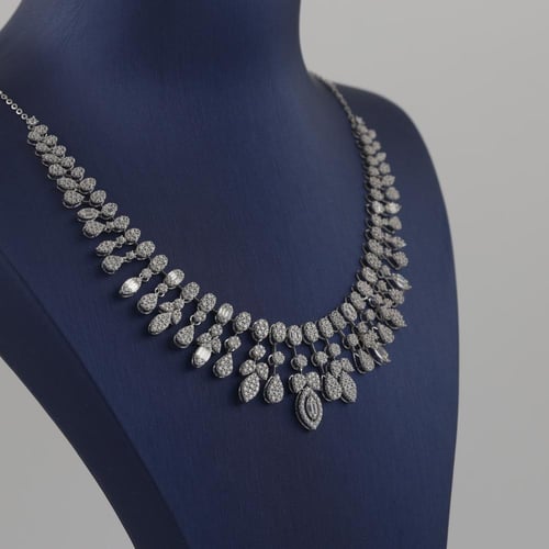 طقم ذهب ابيض بتصميم معين و دمعة لماع - عيار 18