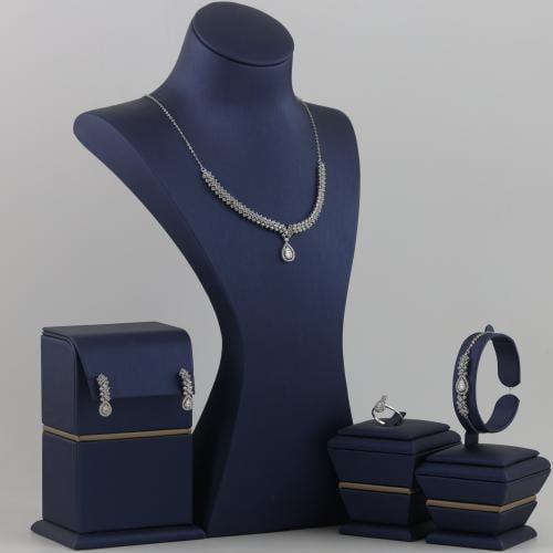 A special white gold set with a teardrop pendant - 18 karat