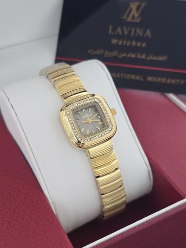 ساعة نسائية باللون الذهبي