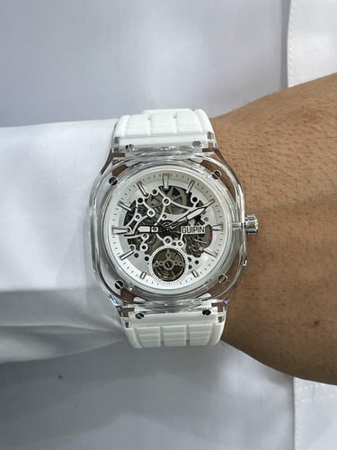 ساعة شفافة باللون الأبيض