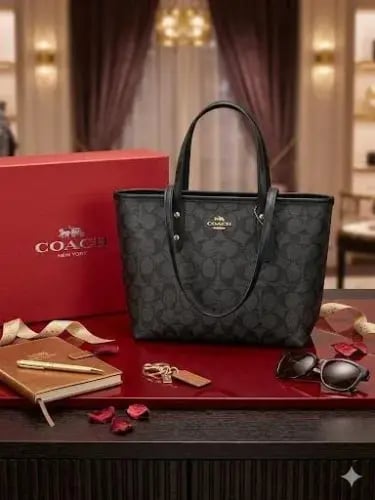 شنطة يد نسائية بلون أسود أنيقة من Coach
