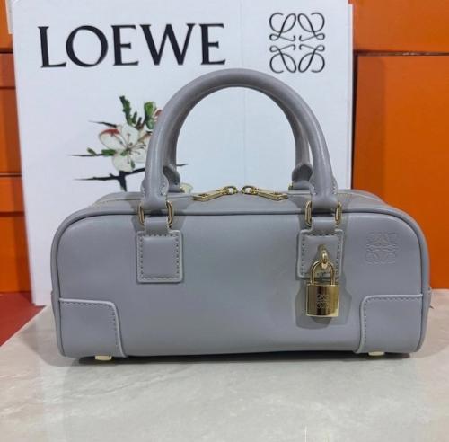 شنطة نسائية LOEWE بتصميم فاخر وعصري