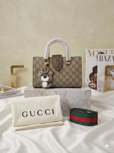 حقيبة يد نسائية أنيقة بتصميم فاخر من GUCCI