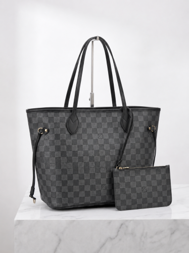 شنطة نسائية من Louis Vuitton