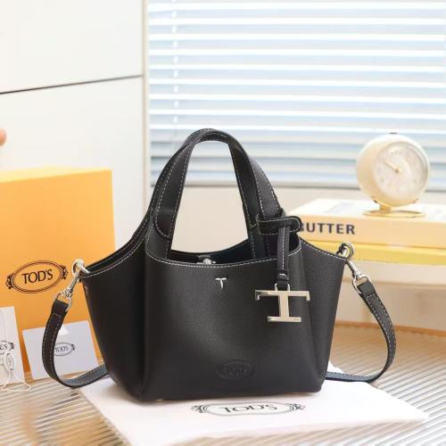 حقيبة نسائية أنيقة من Tod’s لون أسود