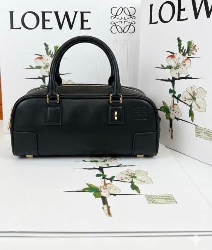 شنطة نسائية LOEWE بتصميم فاخر وعصري
