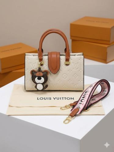 حقيبة نسائية فاخرة من Louis Vuitton مع تعليقة جذاب...