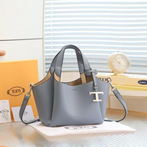 حقيبة نسائية أنيقة من Tod’s لون أزرق سماوي