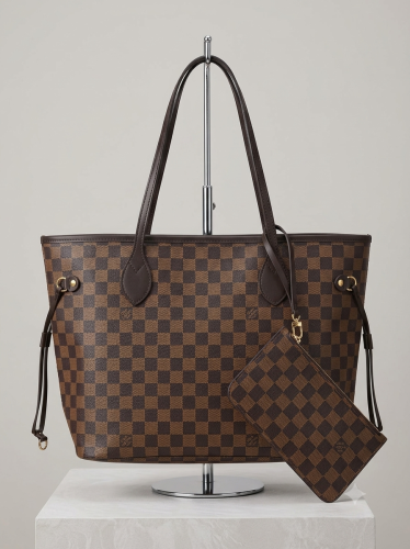 شنطة نسائية من Louis Vuitton