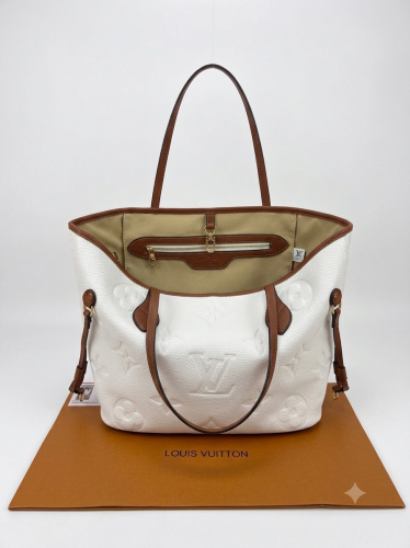 شنطة جامعية Louis Vuitton