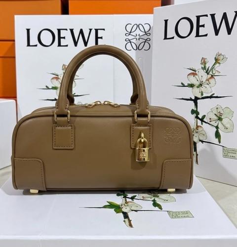 شنطة نسائية LOEWE بتصميم فاخر وعصري