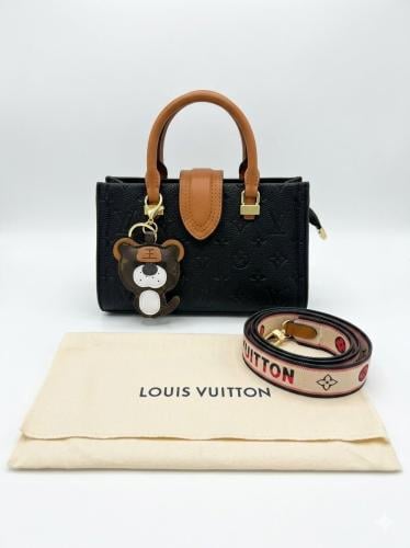 حقيبة نسائية فاخرة من Louis Vuitton مع تعليقة جذاب...