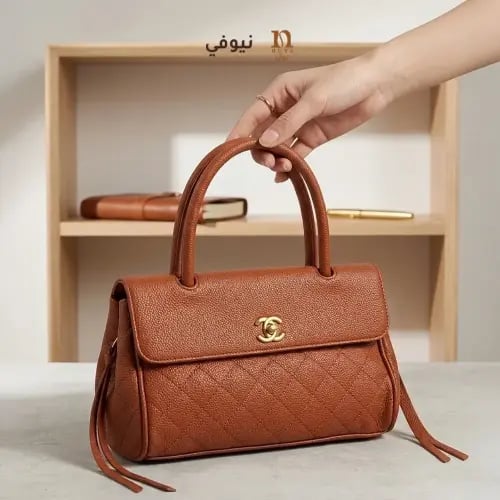 حقيبة شانيل كلاسيك نسائية جلد محبب مع حزام كتف – ب...
