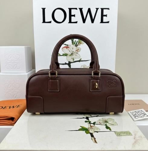 شنطة نسائية LOEWE بتصميم فاخر وعصري