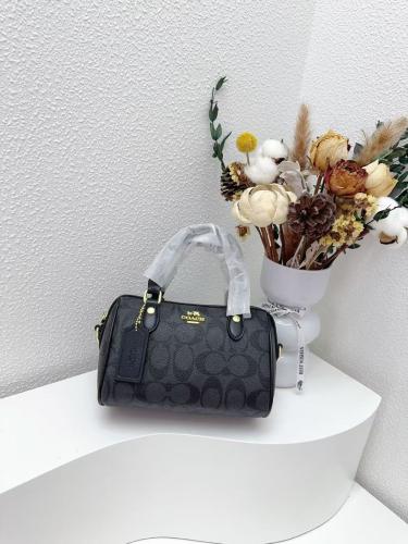 شنطة Coach صغيرة أنيقة أسود بنقشة – لمسة فخامة يوم...