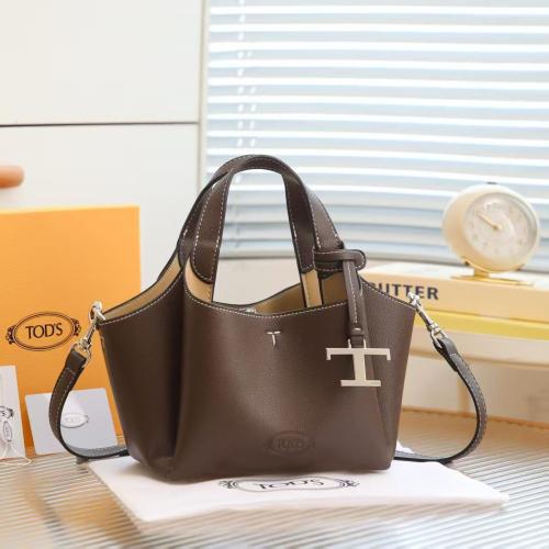 حقيبة نسائية أنيقة من Tod’s لون بني غامق