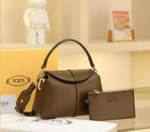 شنطة صغيرة من Tod’s أنيقة مع محفظة مطابقة – لون كو...