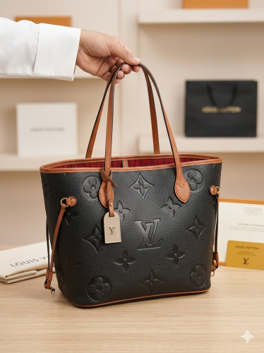 شنطة نسائية فاخرة من Louis Vuitton بتصميم أنيق وعص...