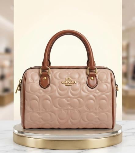 شنطة نسائية فاخرة من COACH بتصميم منقوش – لون كاكي...