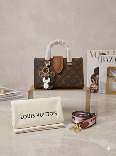حقيبة نسائية فاخرة من Louis Vuitton مع تعليقة جذاب...