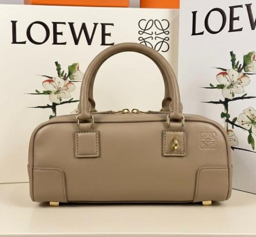 شنطة نسائية LOEWE بتصميم فاخر وعصري