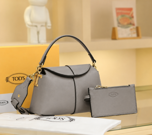 شنطة صغيرة من Tod’s أنيقة مع محفظة مطابقة – لون كا...