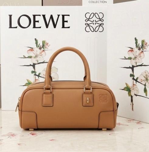شنطة نسائية LOEWE بتصميم فاخر وعصري