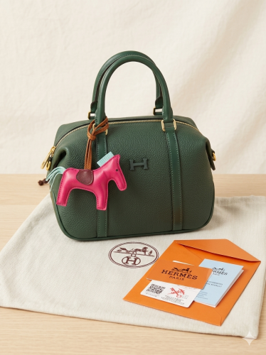 حقيبة بلون أخضر زيتي فاخرة بتصميم مستوحى من Hermès