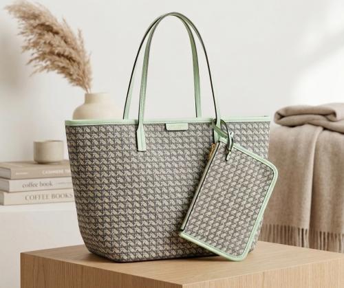 شنطة نسائية فاخرة مستوحاه من ماركة Tory Burch مع م...