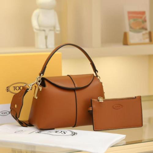 شنطة صغيرة من Tod’s أنيقة مع محفظة مطابقة – لون بن...