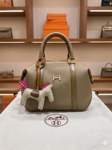 حقيبة بلون بيج فاخرة بتصميم من Hermès