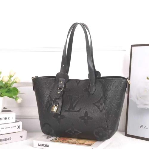شنطة نسائية فاخرة Louis Vuitton