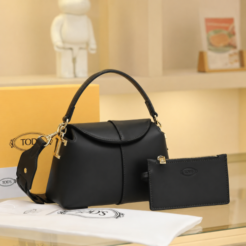 شنطة صغيرة من Tod’s أنيقة مع محفظة مطابقة – لون أس...