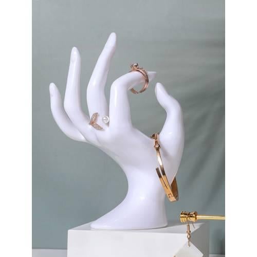 ستاند عرض مجوهرات على شكل يد خزفية – أبيض أنيق للخ...