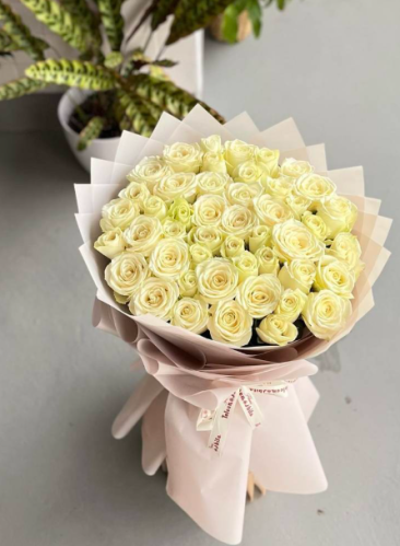 باقة "سحابة النقاء" - ٥٠ غصناً من الجوري الأبيض ال...