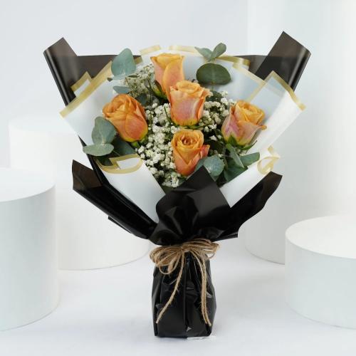 باقة "دفء الكابتشينو" - روز برتقالي بتغليف عصري