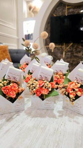 توزيعات "نسيم المسك" - علب إهداء فاخرة مع الورد ال...