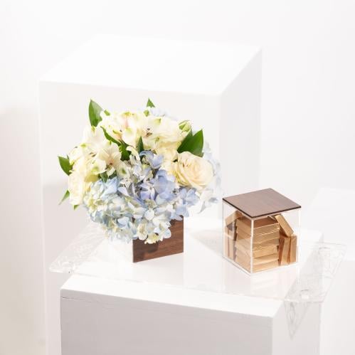 فازة "صفاء السماء" - تنسيق الورد الأبيض والأزرق مع...