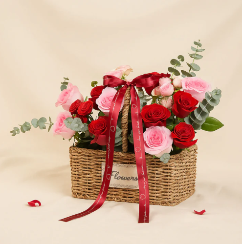 سلة "فيض المشاعر" - تنسيق ريفي فاخر من الجوري الأح...