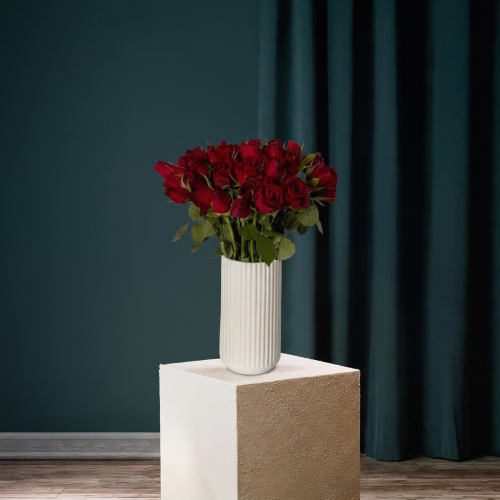 فازة "همس الأحمر" - جوري صناعي فاخر في فازة مضلعة