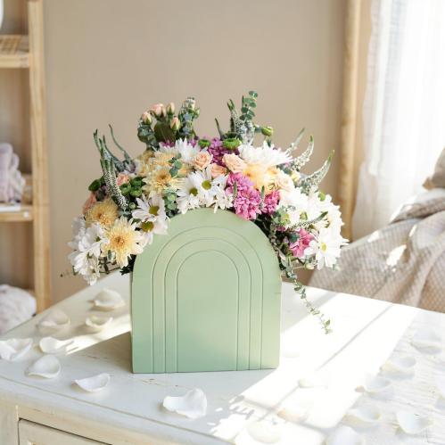 ستاند "قوس البهجة" - توليفة الزهور الملونة في التص...