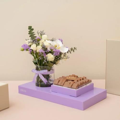 طقم "أرجوان ليفو" - تنسيق ورد بريل مع شوكولاتة LEV...