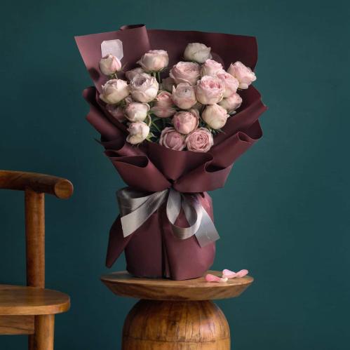 باقة "رونق المارون" - تنسيق الورد الجوري الوردي ال...