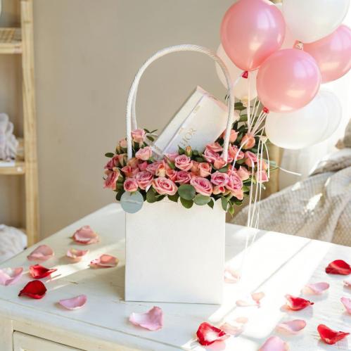 حقيبة "بهجة لوسيرا" - تنسيق الورد والبالونات والمف...