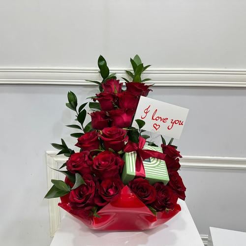 بكج "همس العشاق" - تنسيق الروز مع هدية وبطاقة حب